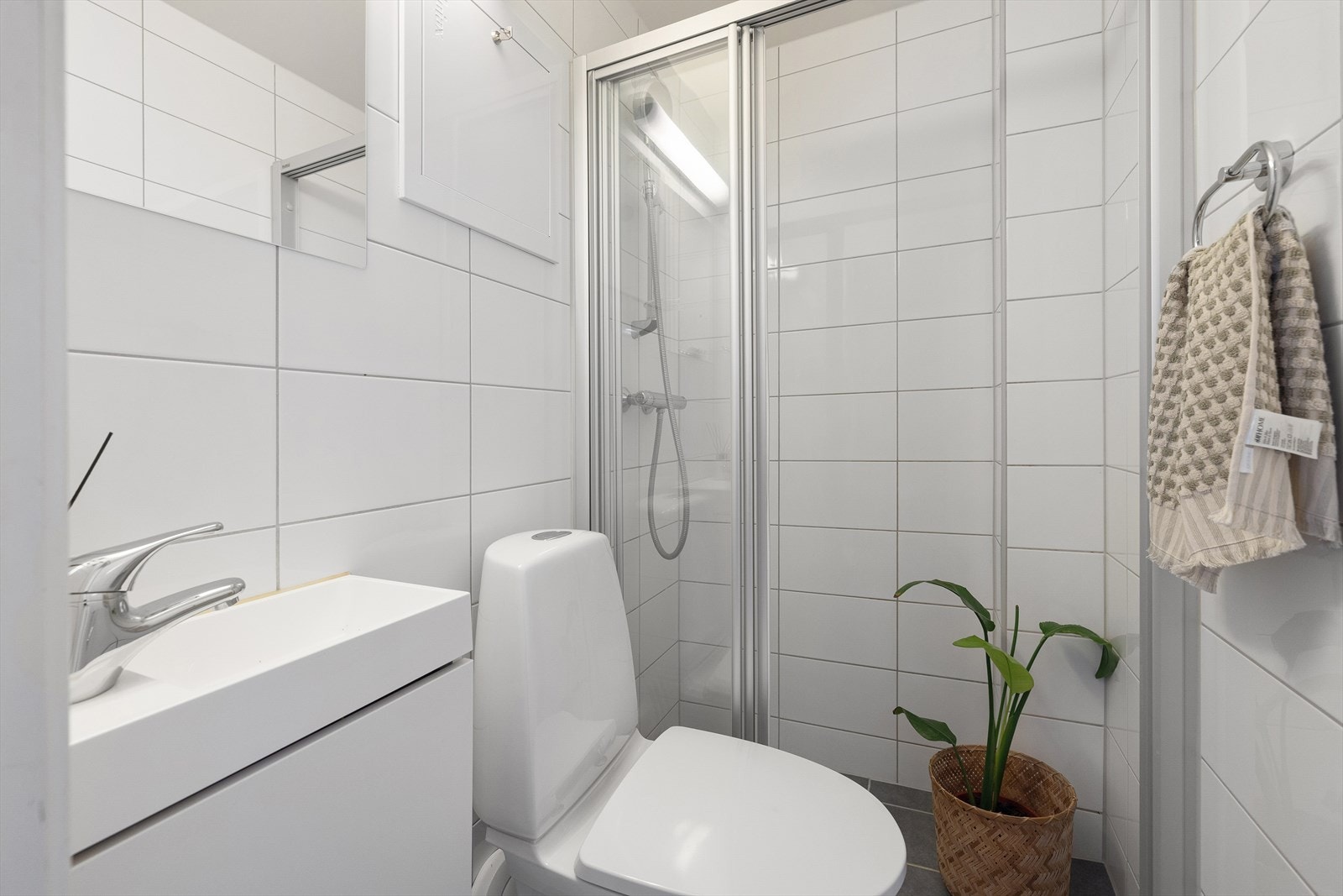 Delikat flislagt baderom med gulvvarme fra 2014. Galleribilde