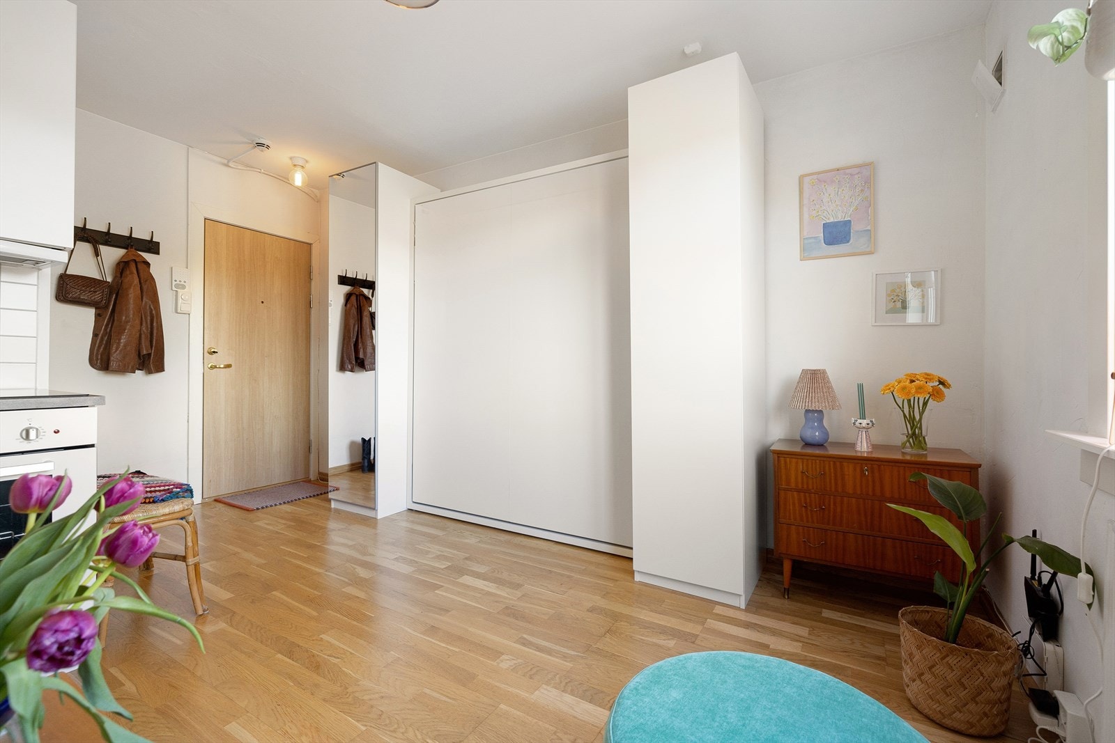 Den medfølgende skapsengen kan enkelt felles ned og fungerer da utmerket som en komfortabel dobbeltseng. Galleribilde