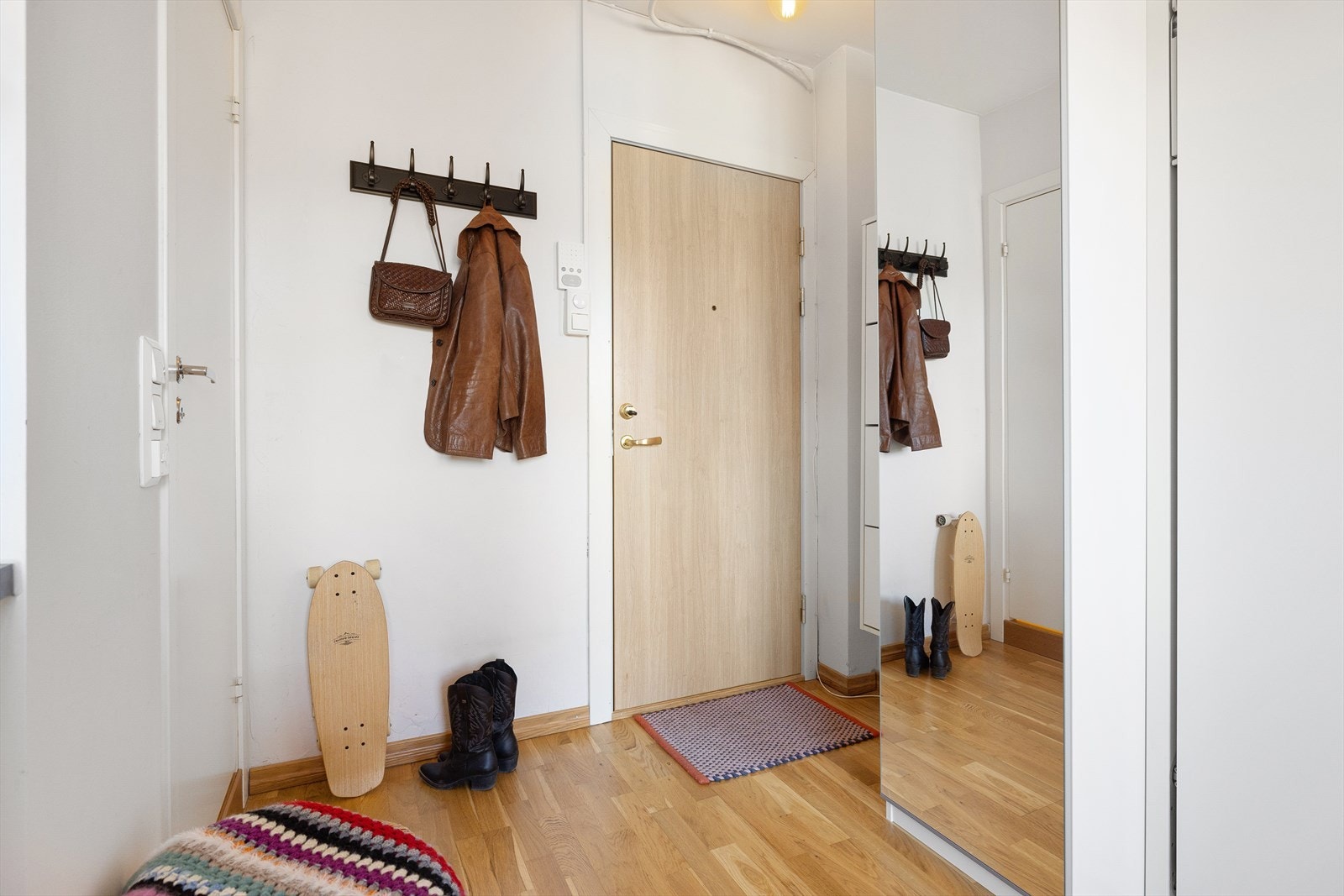 Innbydende entrégang hvor du enkelt kan henge i fra deg yttertøy og sko. Galleribilde