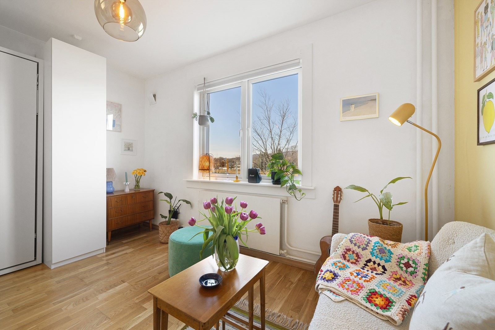 Vinduene er fra 2016 og gir rikelig med naturlig lys. Galleribilde