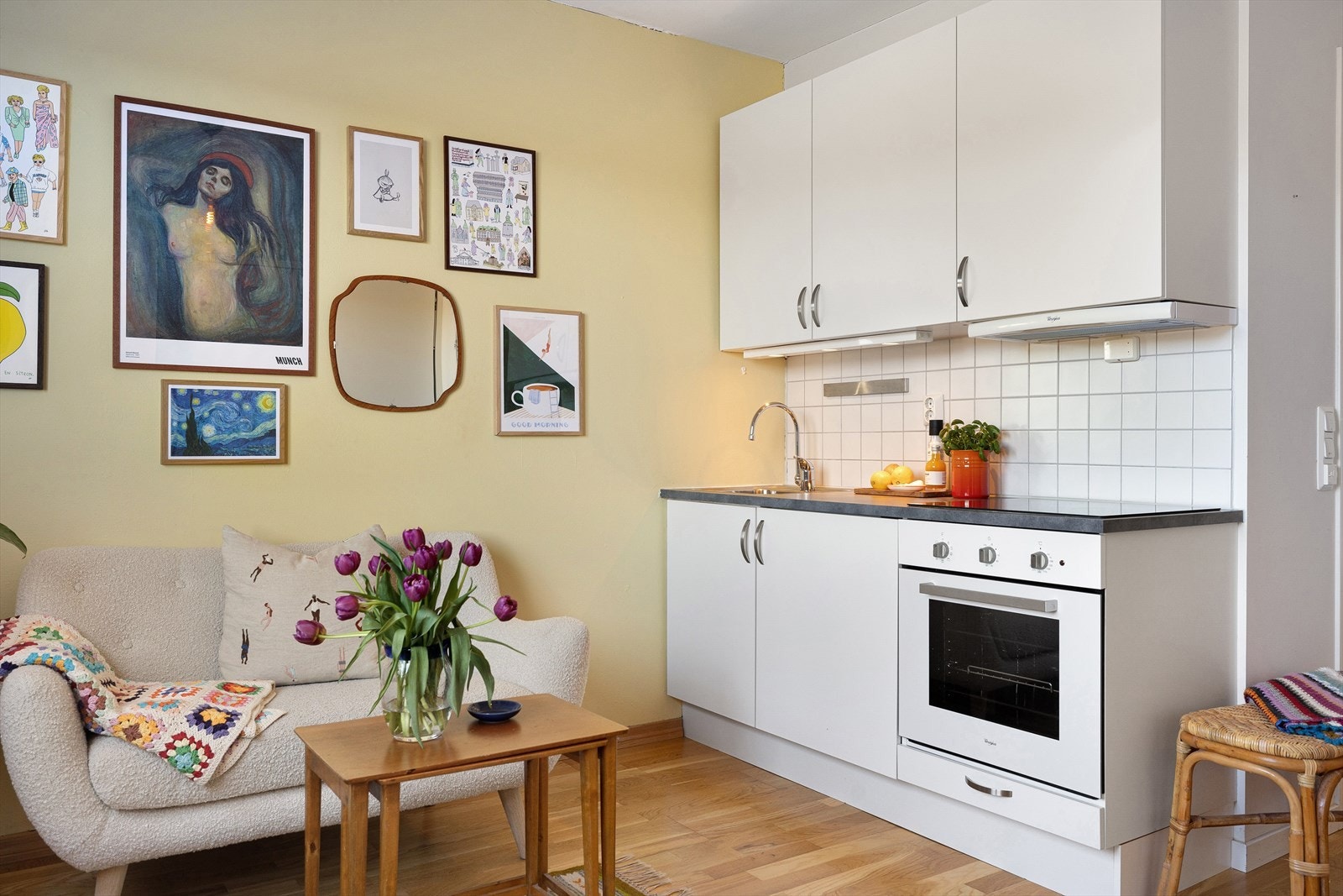 Leiligheten er malt i delikate og tidsriktige farger. Galleribilde