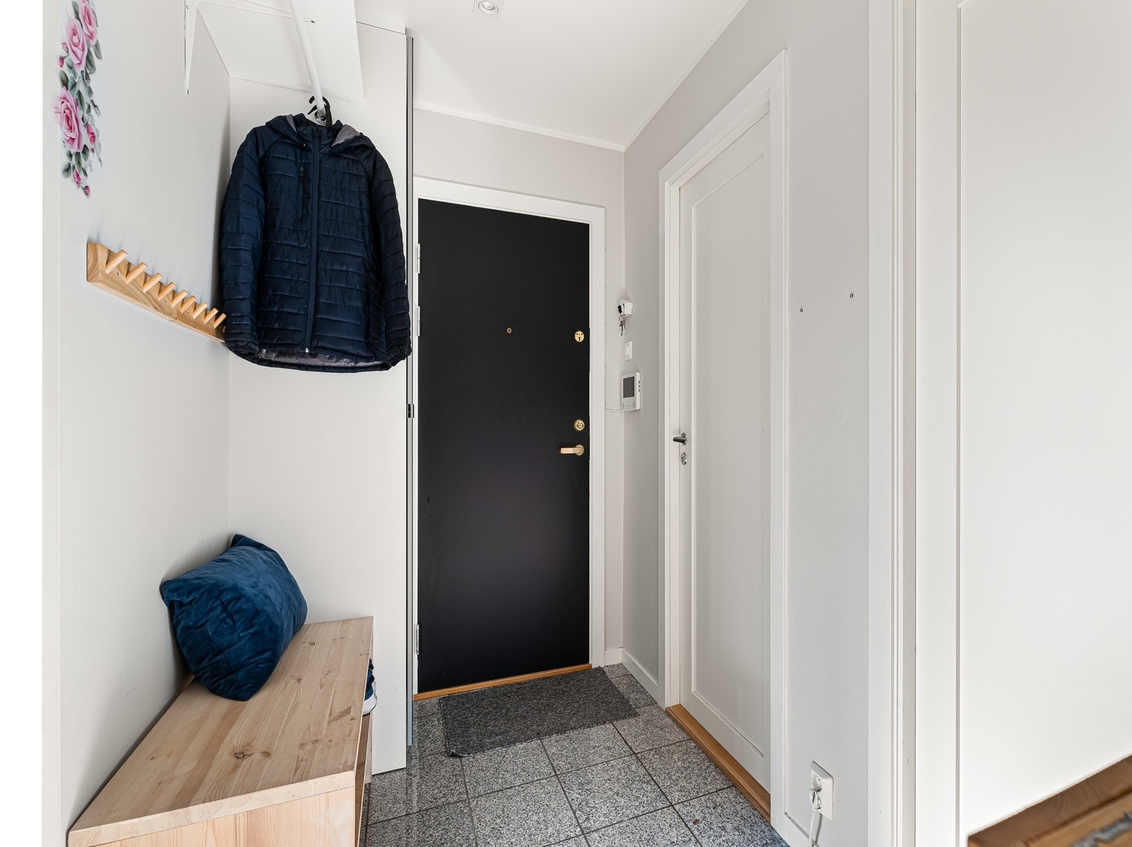 Velkommen inn! En romslig og innbydende entré møter deg ved inngangen til denne flotte leiligheten. Her kan du henge fra deg både ytterklær og sko, og få en god start på dagen. Galleribilde