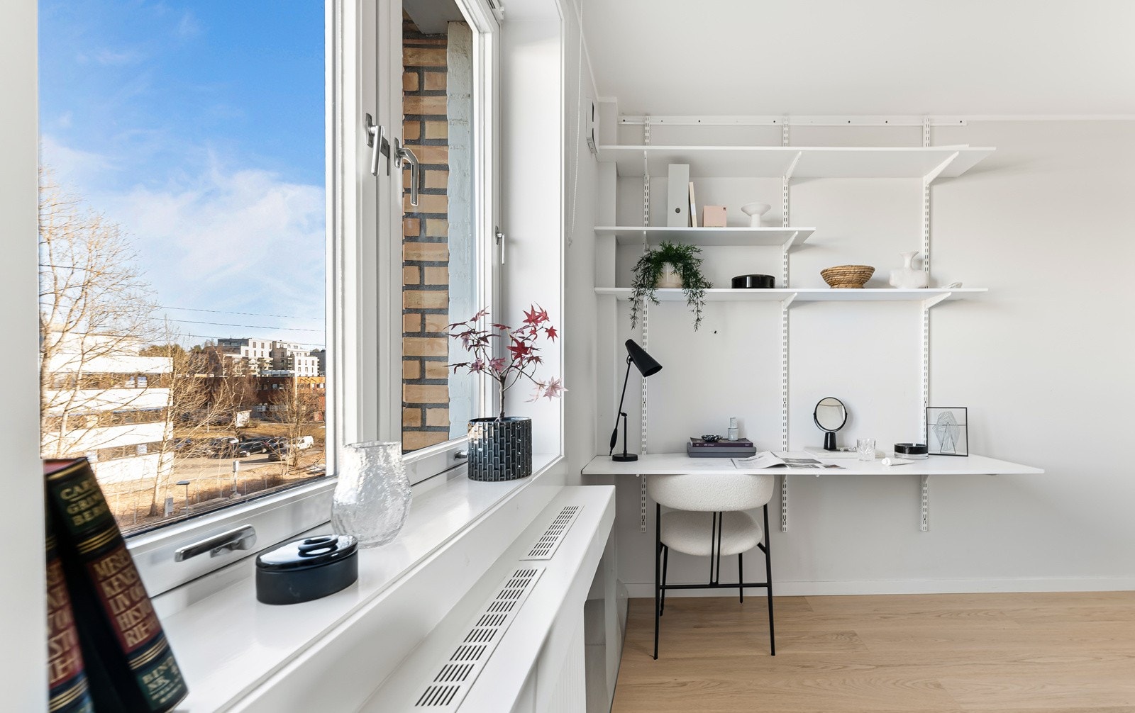 Soverommet byr på praktisk hylleløsning. Galleribilde