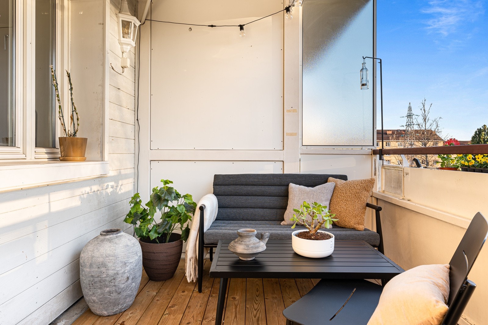 En liten oase for seg selv, en forlengelse av stuen om sommeren! Deilig balkong med gode solforhold. Galleribilde