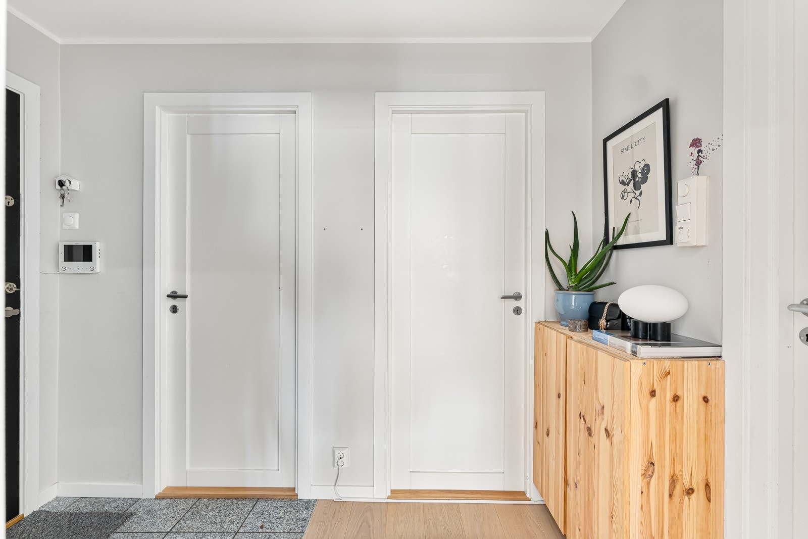 Inngangspartiet binder sammen hjemmet på en elegant måte, herfra får du tilgang til to av soverommene. Galleribilde