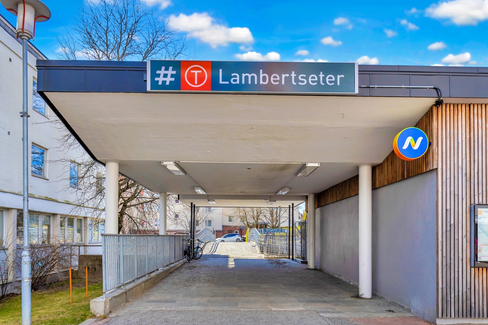 Ca. 5 minutters gange til Lambertseter og Karlsrud T-banestasjon (linje 1 og 4), samt bussholdeplass i Lambertseterveien hvor det også er flybuss til Gardermoen. Galleribilde