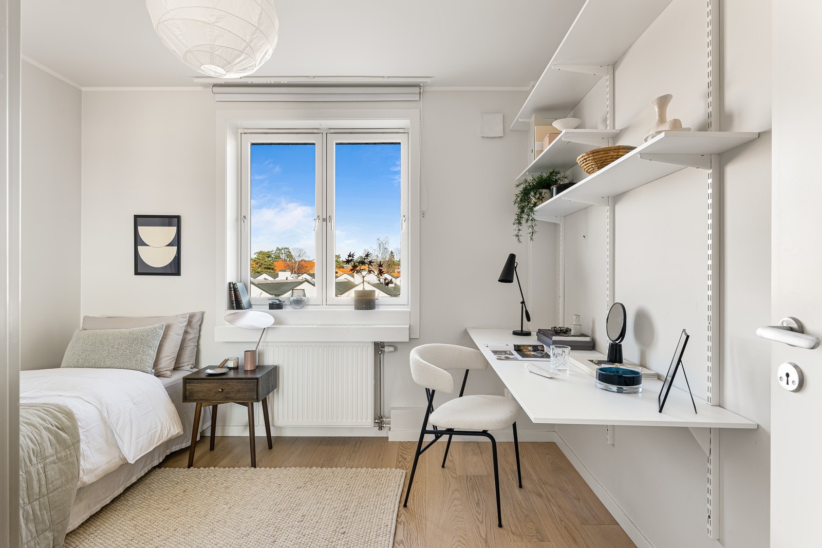 Kvadratisk form på rommet og lett å møblere. Galleribilde
