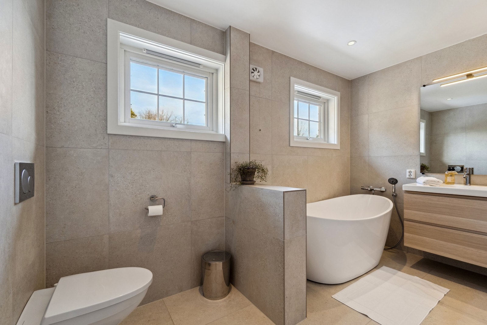 Lekkert bad med høy standard. Forstørret og totalrenovert i 2022. Galleribilde