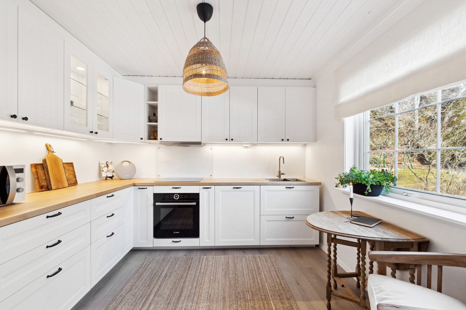 Nytt kjøkken fra 2022. Lyst og tidløst, og ligger i direkte tilknytning til gangen. Galleribilde