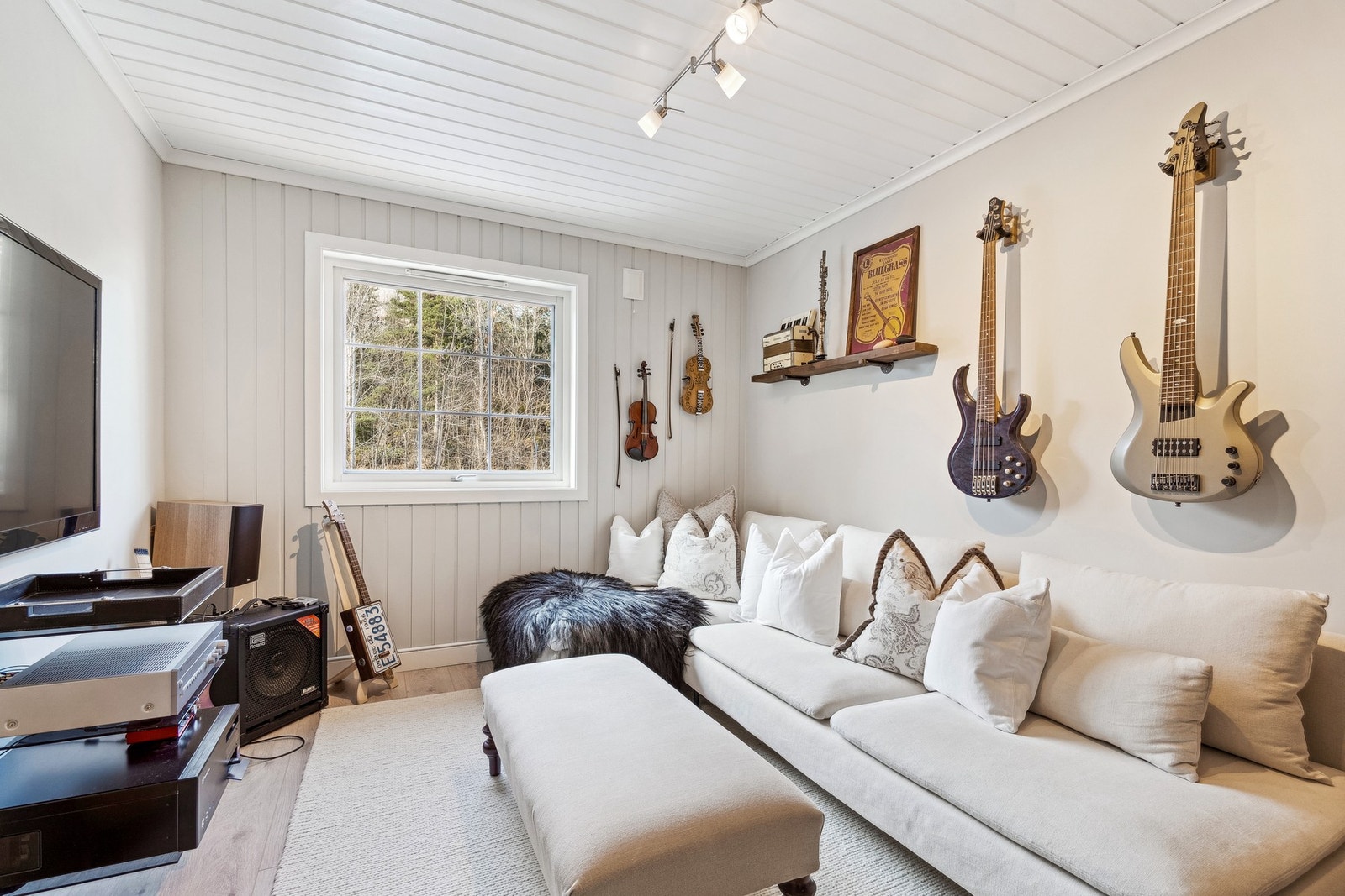 Rekkehuset har tre stilfulle soverom beliggende sammen i andre etasje. Det ene rommet er innredet som stue p.d.d. Galleribilde