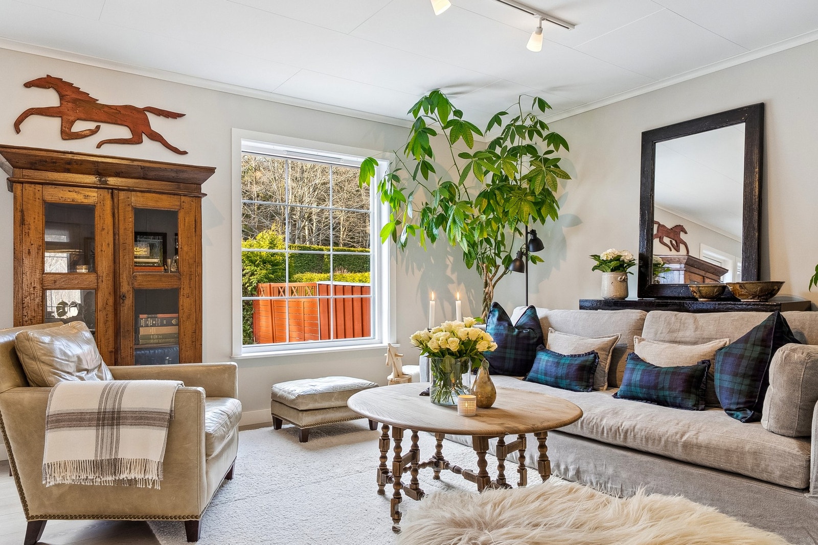 En glassdør fører ut til terrassen, en herlig romforlengelse i sommerhalvåret. Galleribilde