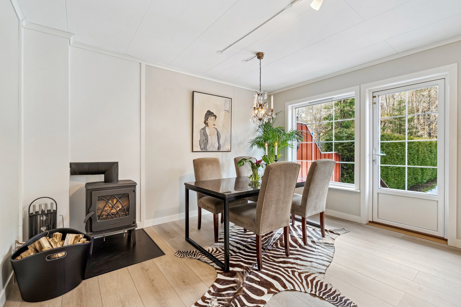 Lune kvelder sikres av en vedovn, og stuen har god plass til spisebord. Galleribilde