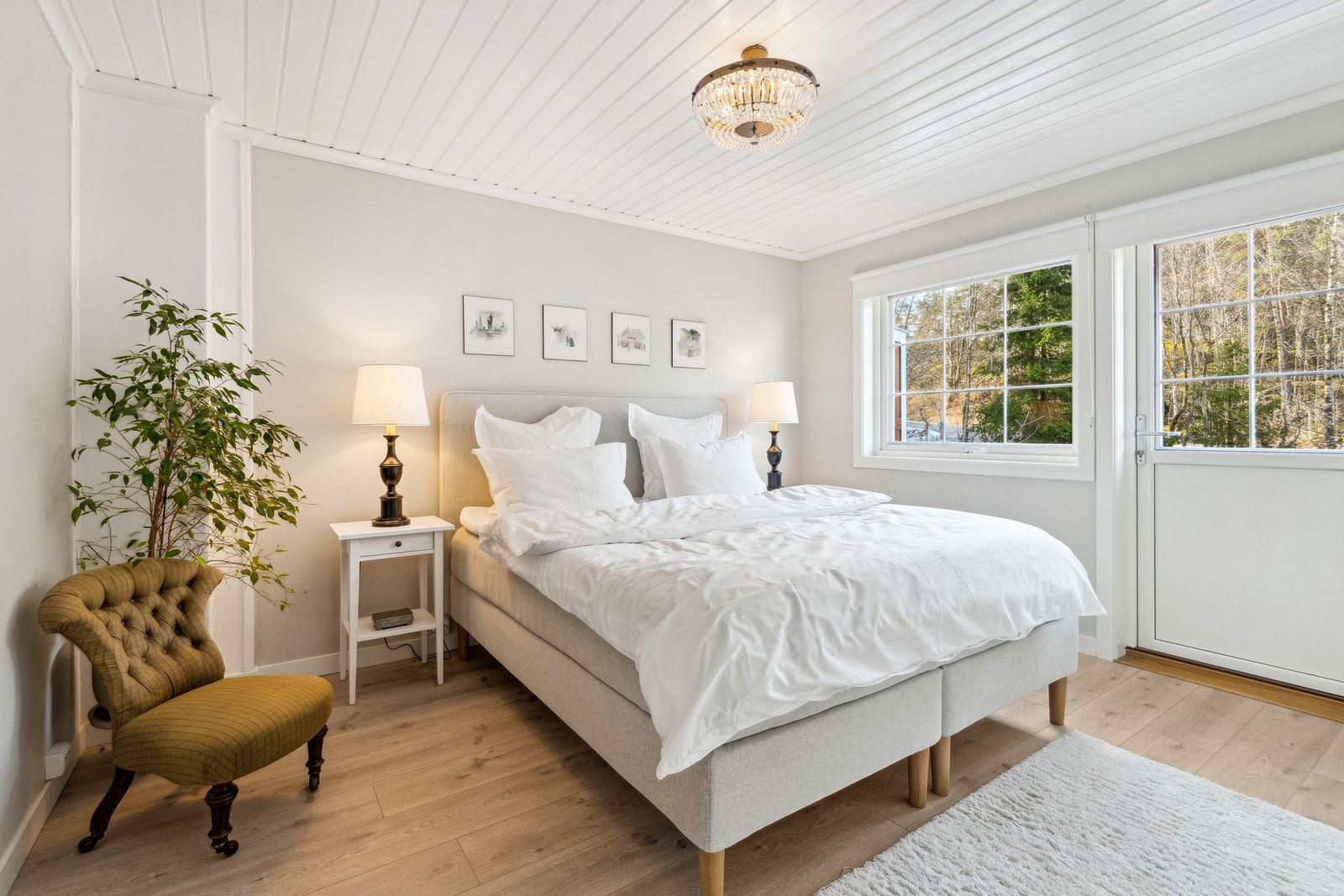 Hovedsoverommet er malt i en lys og behagelig fargetone og har en avslappende og lun atmosfære. Galleribilde