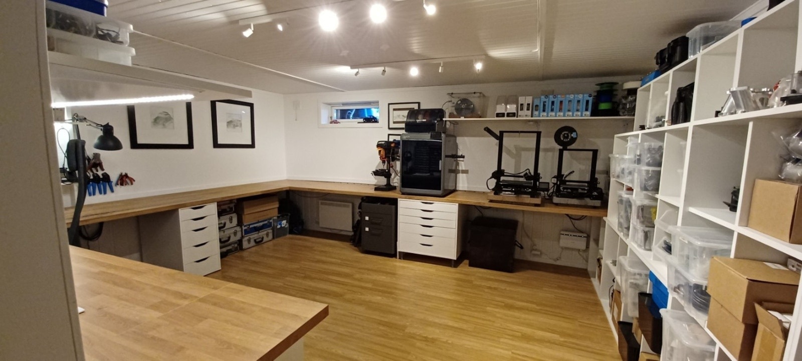 Kjellerstuen brukes i dag som kontor/arbeidsrom. Her finnes det mange muligheter. Galleribilde