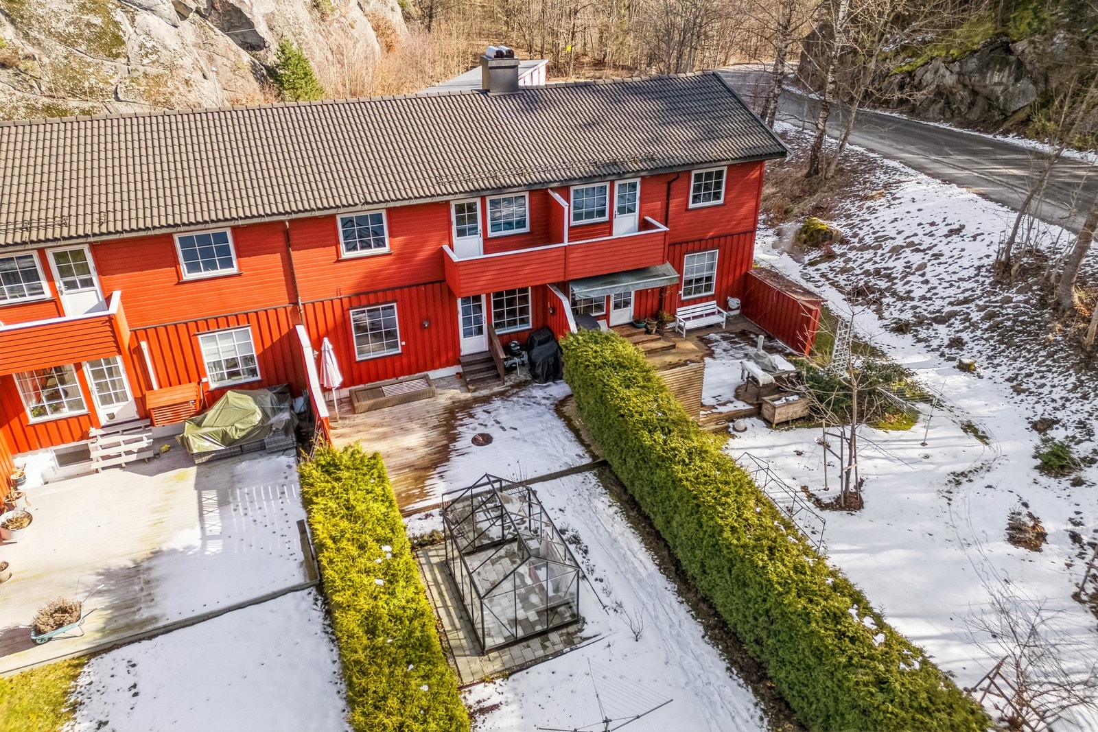 Fra stuen er det utgang til en herlig og delvis overbygget terrasse fra 2018, med direkte adkomst til hagen. Her er det montert belysning og utestikk. Galleribilde