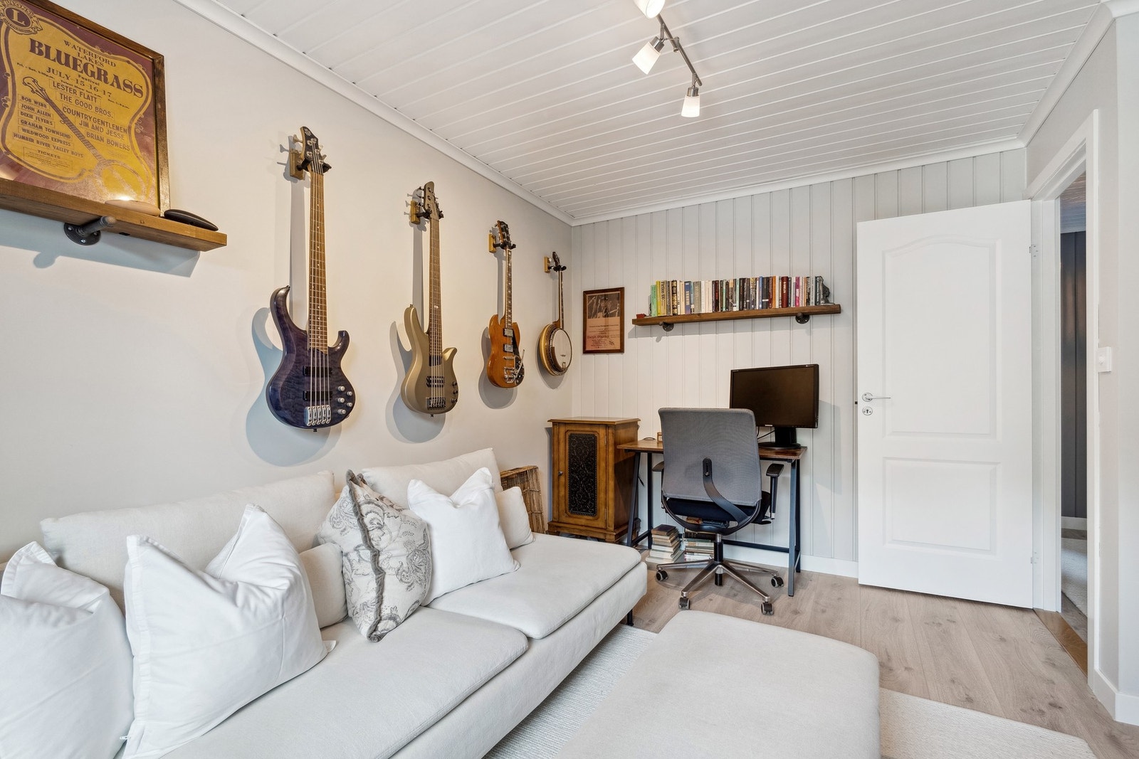 2. etasje ble totalrenovert i 2022 med nye gulv, nytt listverk og enkelte nye veggplater/panel. Galleribilde