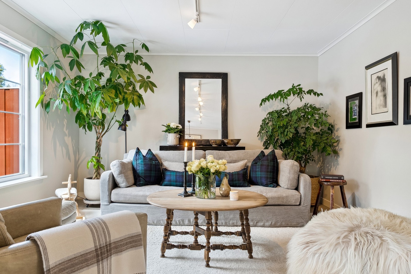 Lekker stue totalrenovert 2022. De to store vinduene slipper inn godt med dagslys. Galleribilde