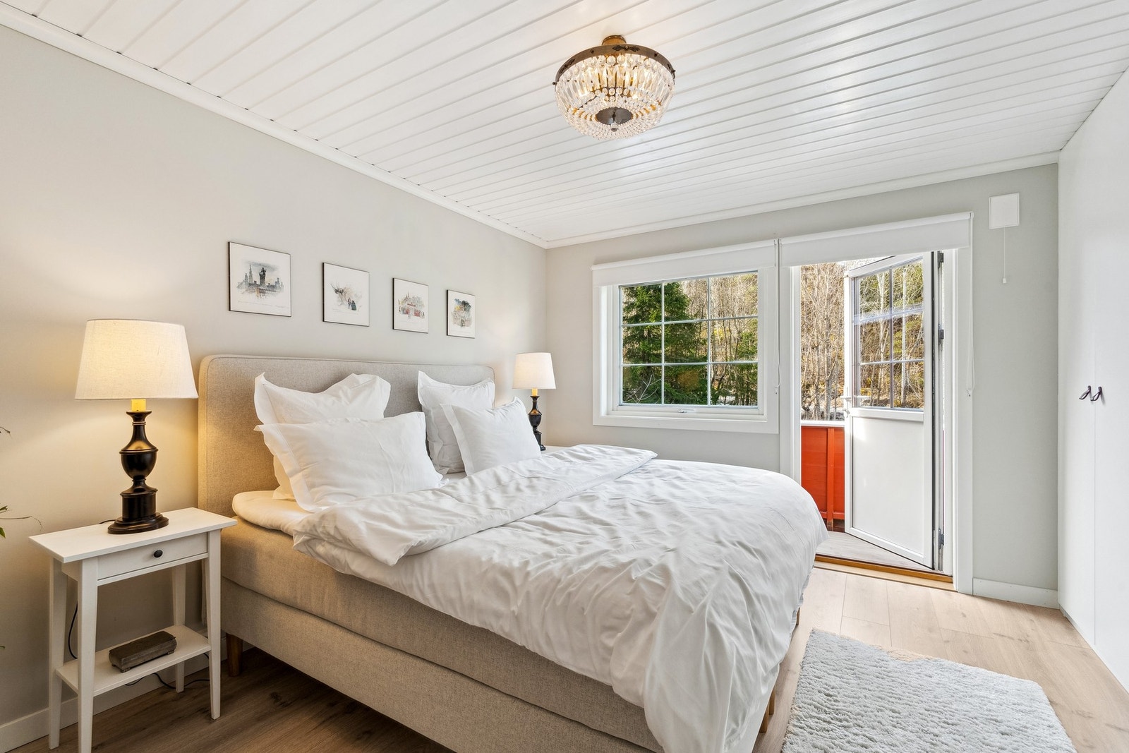 Rommet har god plass til dobbeltseng og tilhørende møblement Galleribilde