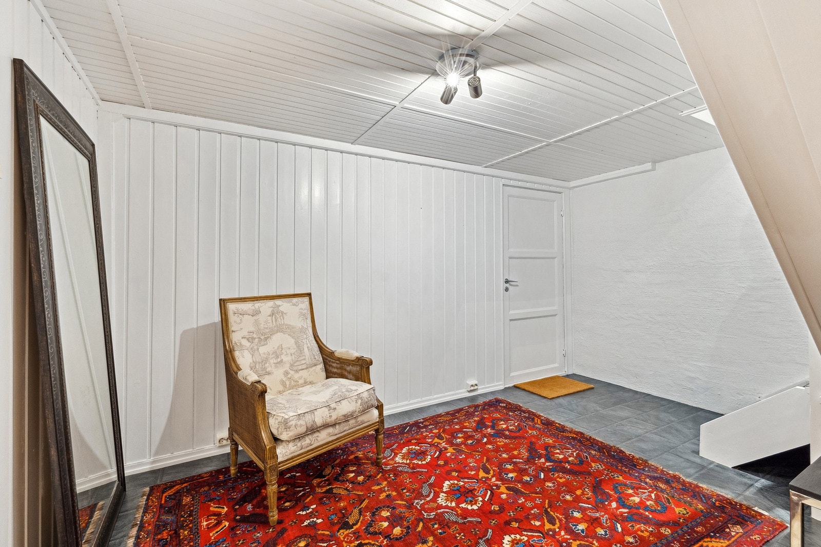 Kjelleretasjen består av kjellerstue/hobbyrom, vaskerom, lagringsbod og adkomst til innvendig vedbod. Galleribilde