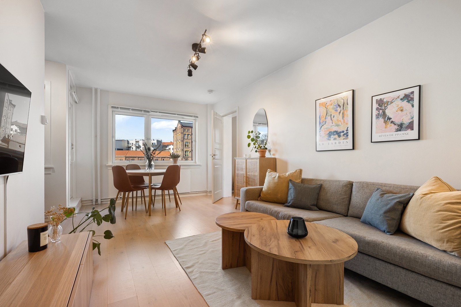 Her er det plass til både en stor sofaseksjon og et spisebord, perfekt for hyggelige middager med familie og venner. Galleribilde