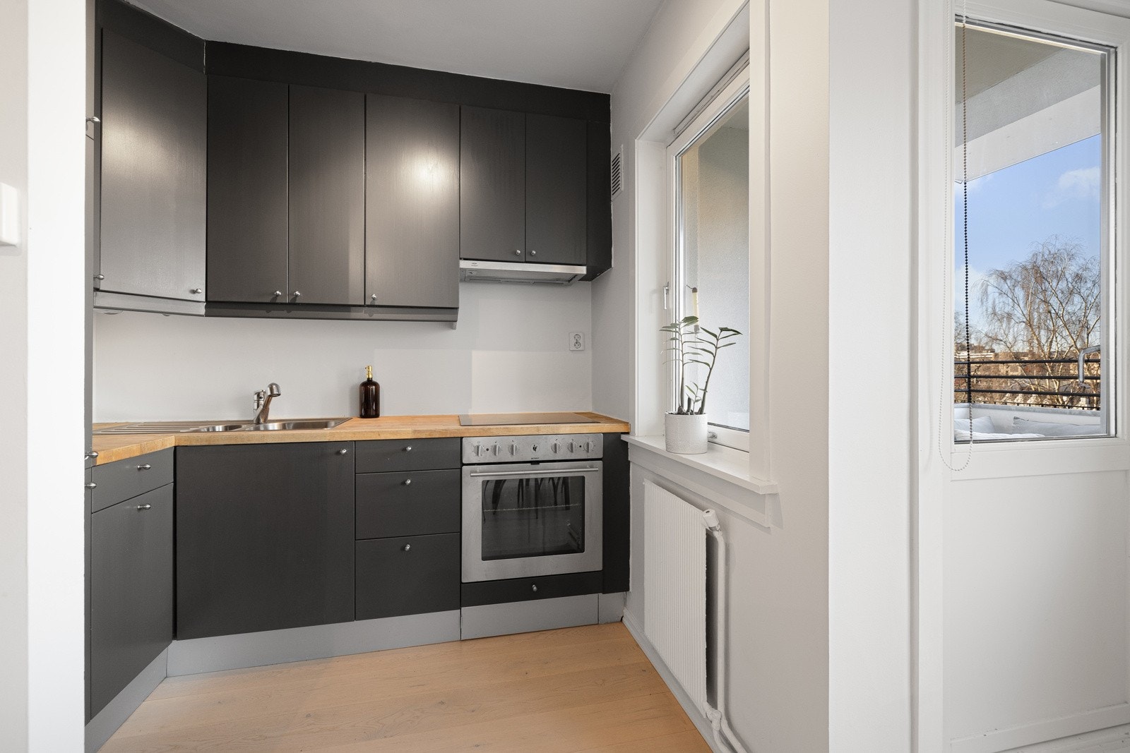 De integrerte hvitevarene består av platetopp, stekeovn og kjøleskap med fryser. Galleribilde