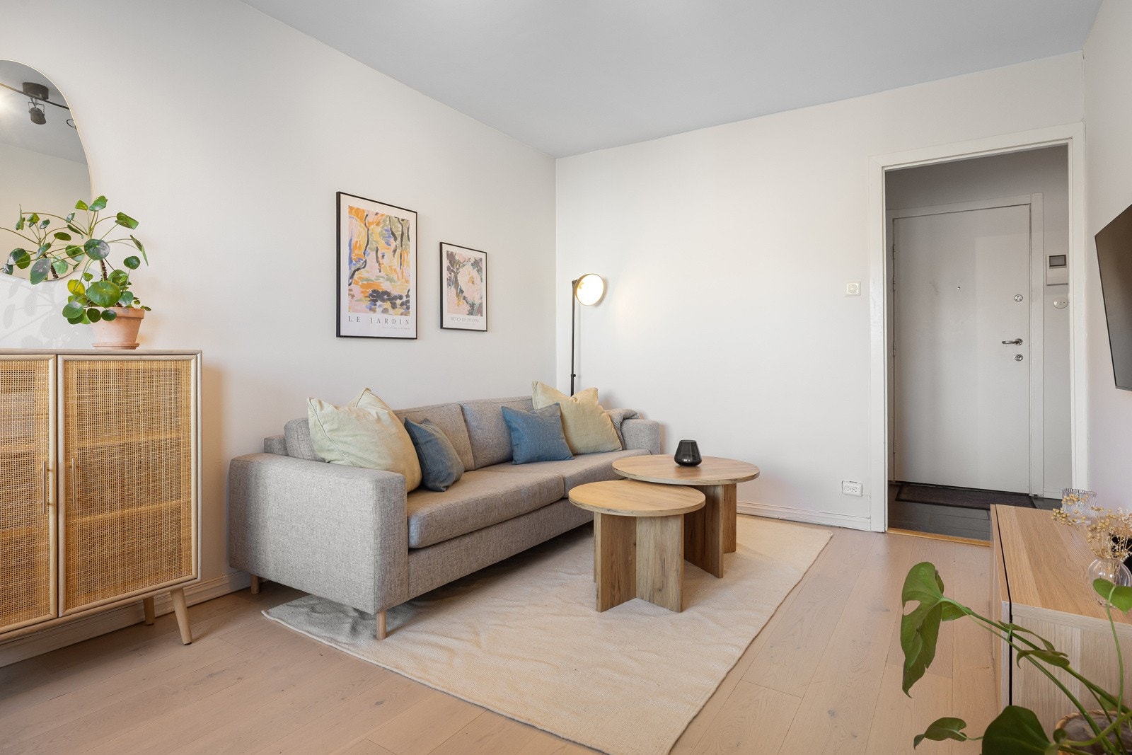 Stuen er et sosialt og lyst allrom med store vindusflater som slipper inn rikelig med sollys. Galleribilde