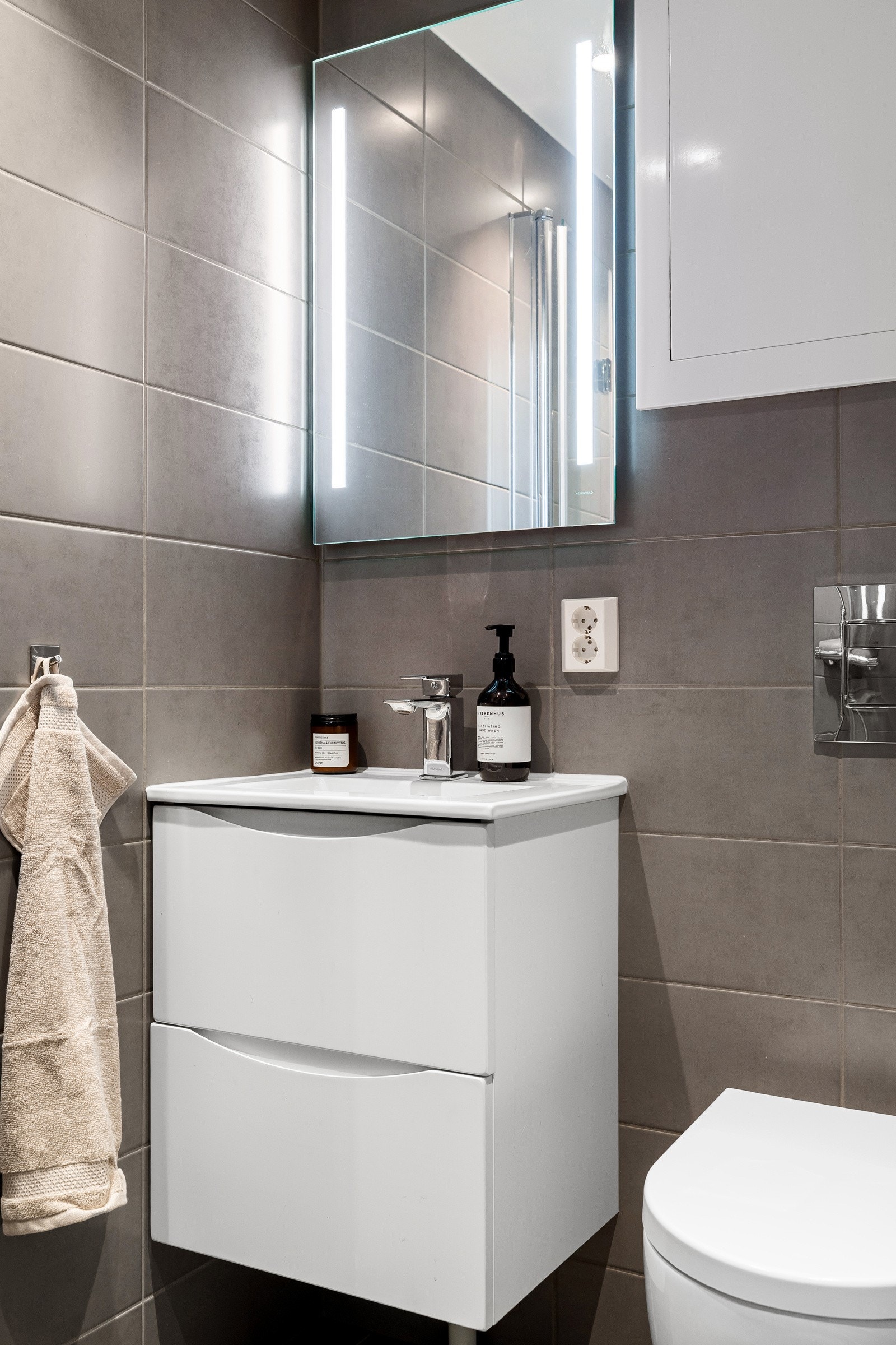 Det er varme i gulv, ventil i himling og tilluft i dør, samt opplegg for vaskemaskin. Galleribilde