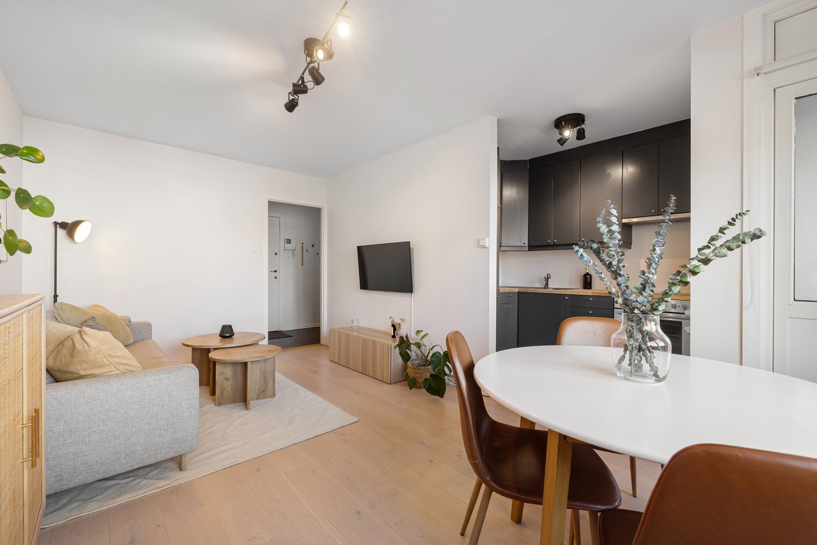 Leiligheten ligger i byggets 6. etasje med heisadkomst og kan by på nydelig utsikt, god romfølelse og en solrik balkong. Galleribilde