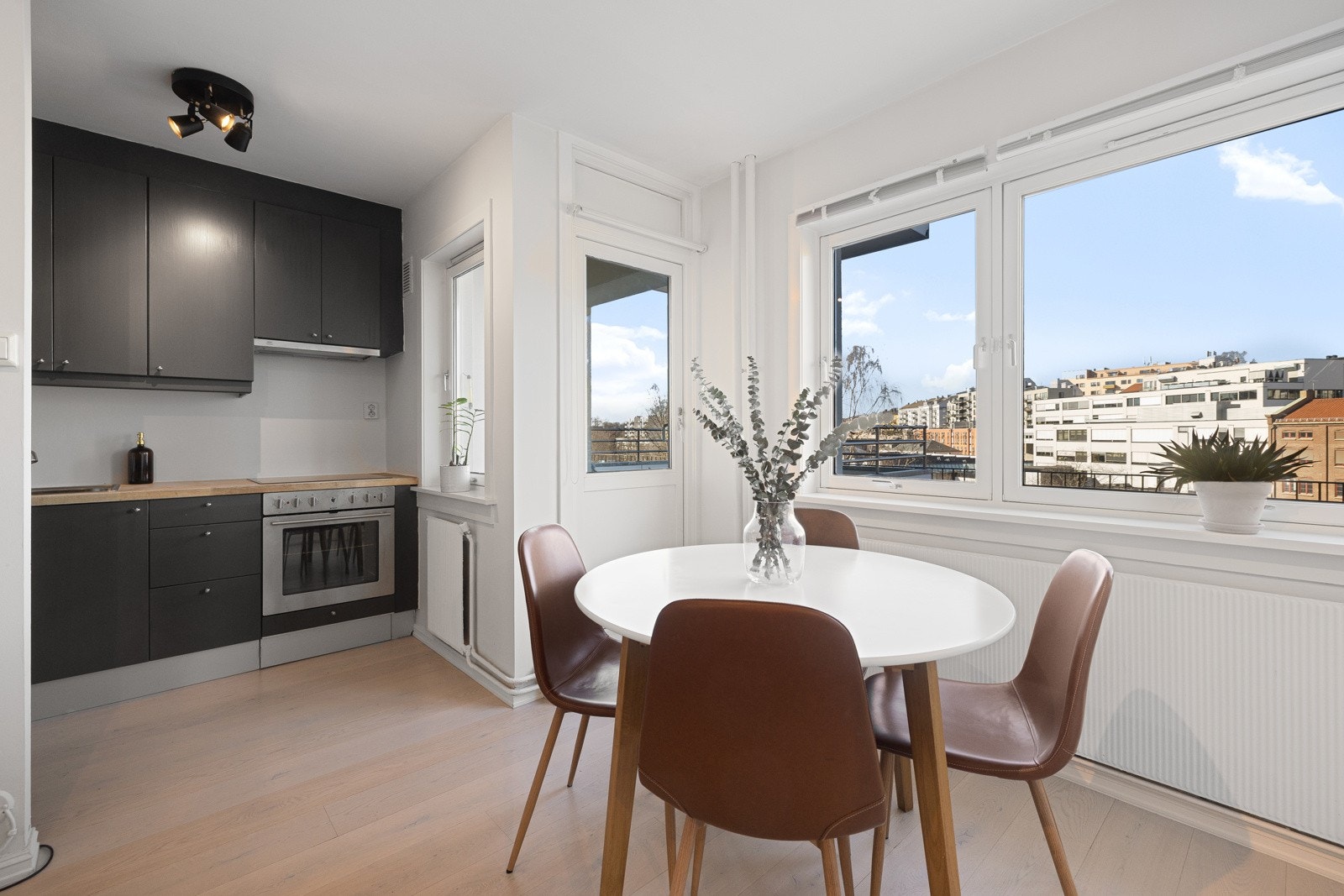 Spisebordet har sin naturlige plass ved vinduet. Galleribilde