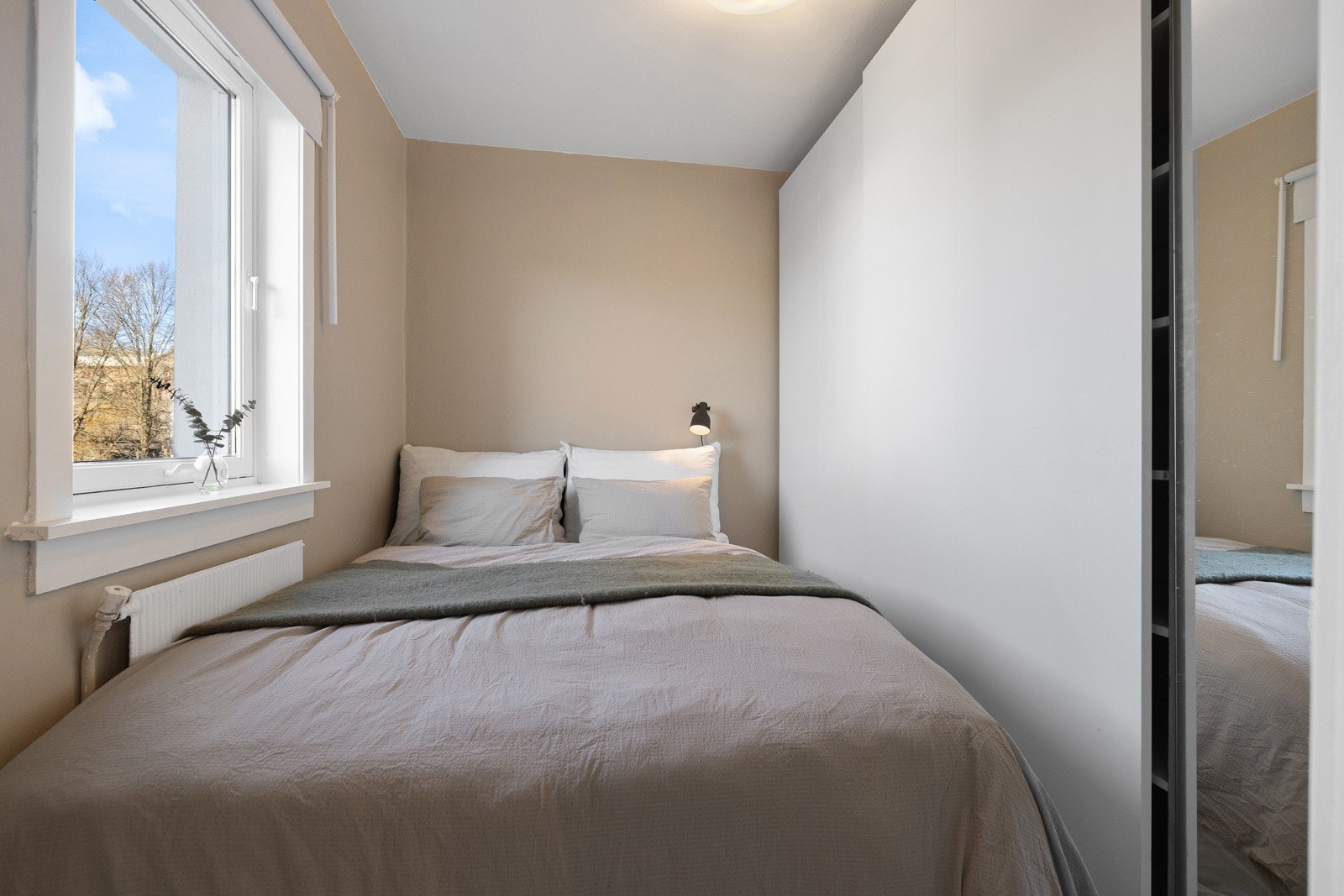 Praktisk soverommed vindu og garderobeskap. God plass til dobbeltseng. Galleribilde