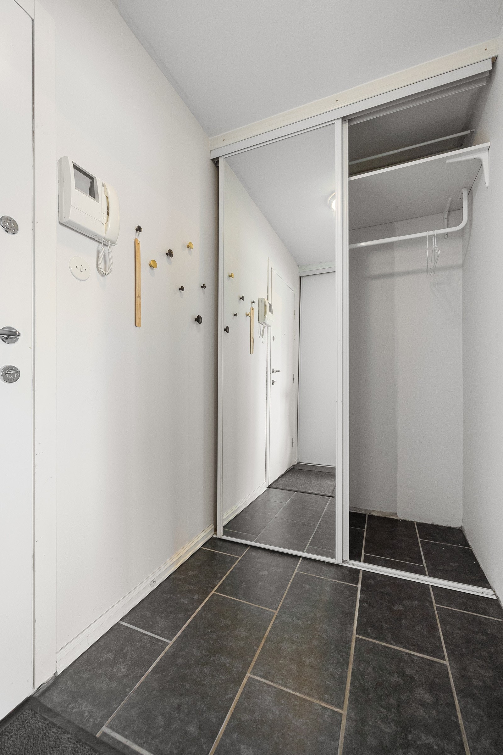 Inngangspartiet gir gode muligheter til å henge fra seg yttertøy og sko. Galleribilde