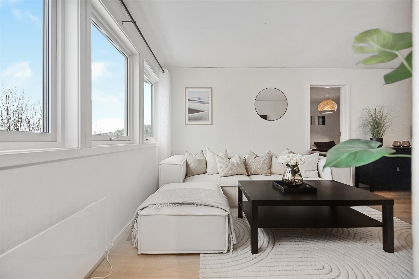 Stuen har store vindusflater Galleribilde