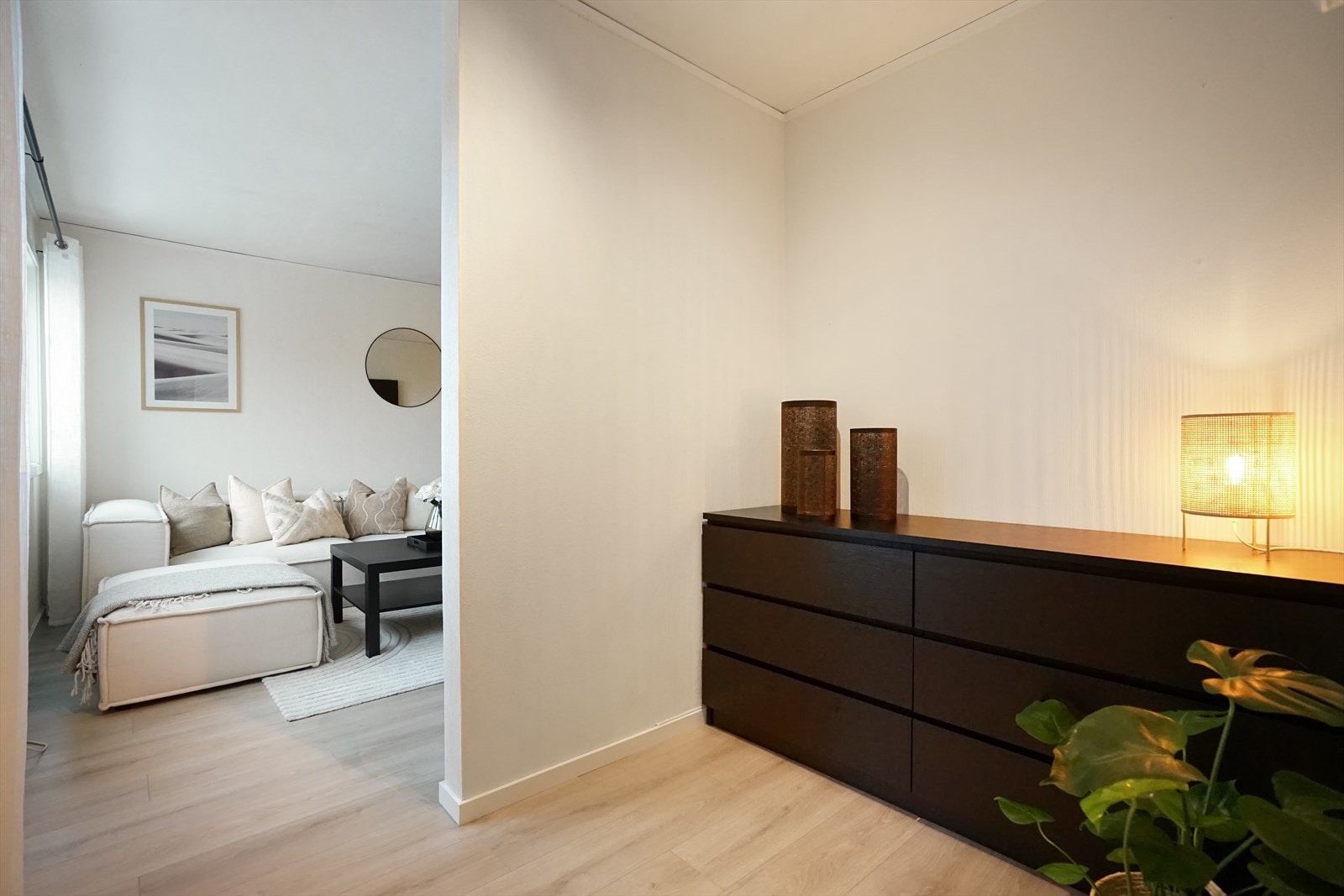 Entré er pent innredet med skap og skoskap Galleribilde