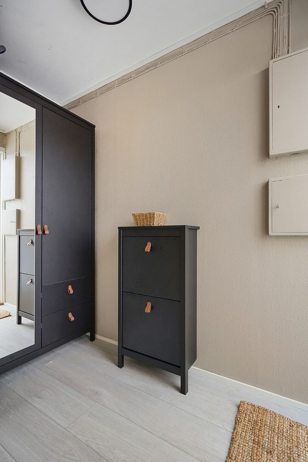 Entré er pent innredet med skap og skoskap Galleribilde