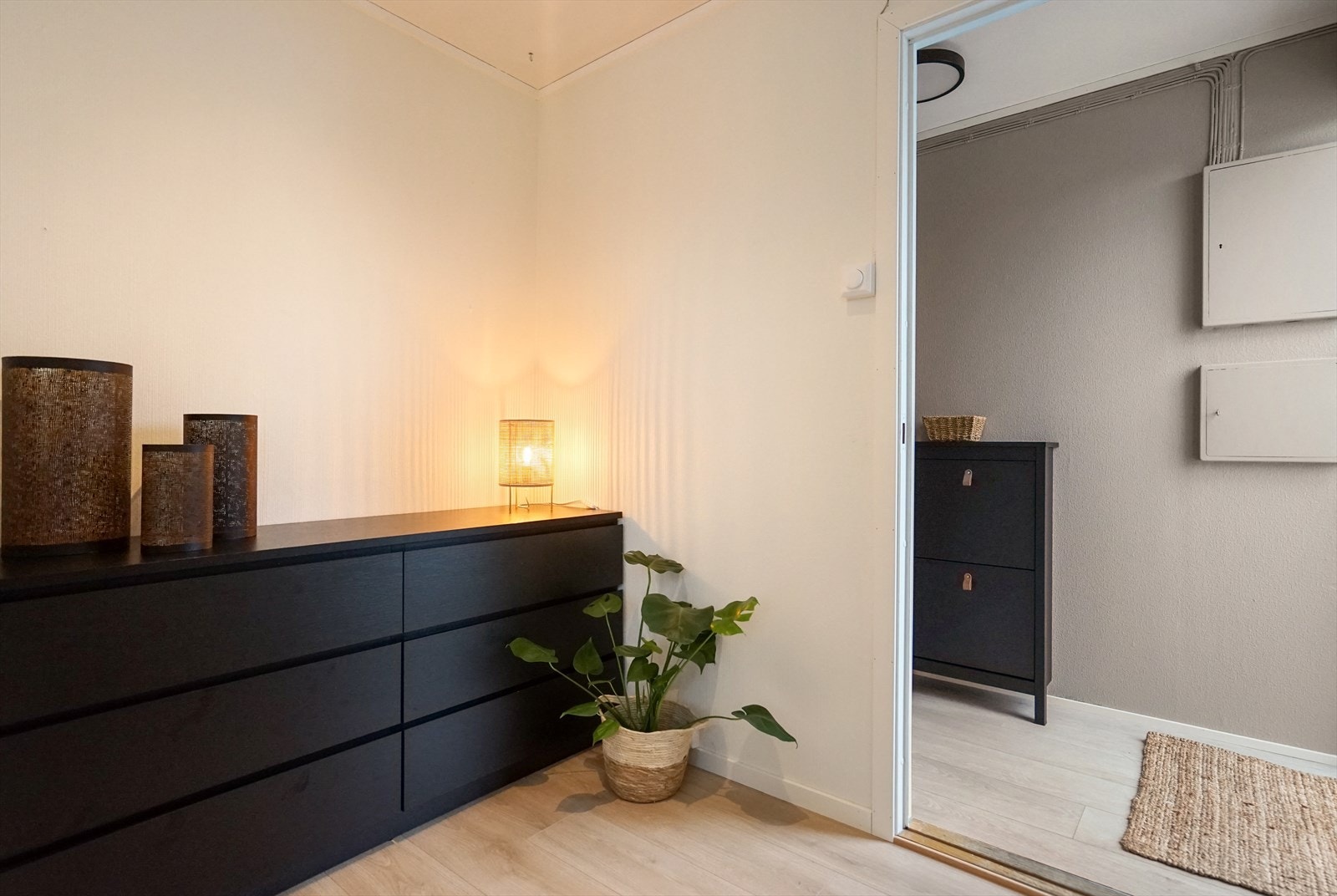 God plass til å sette opp skyvedørsgarderobe Galleribilde