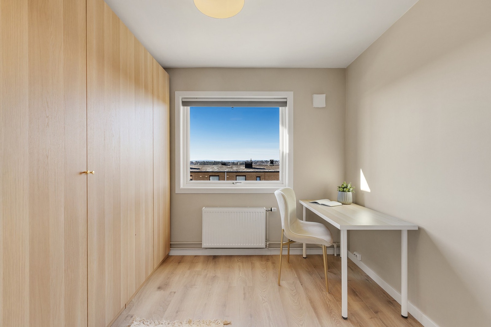 Stort vindu som slipper inn godt med lys Galleribilde