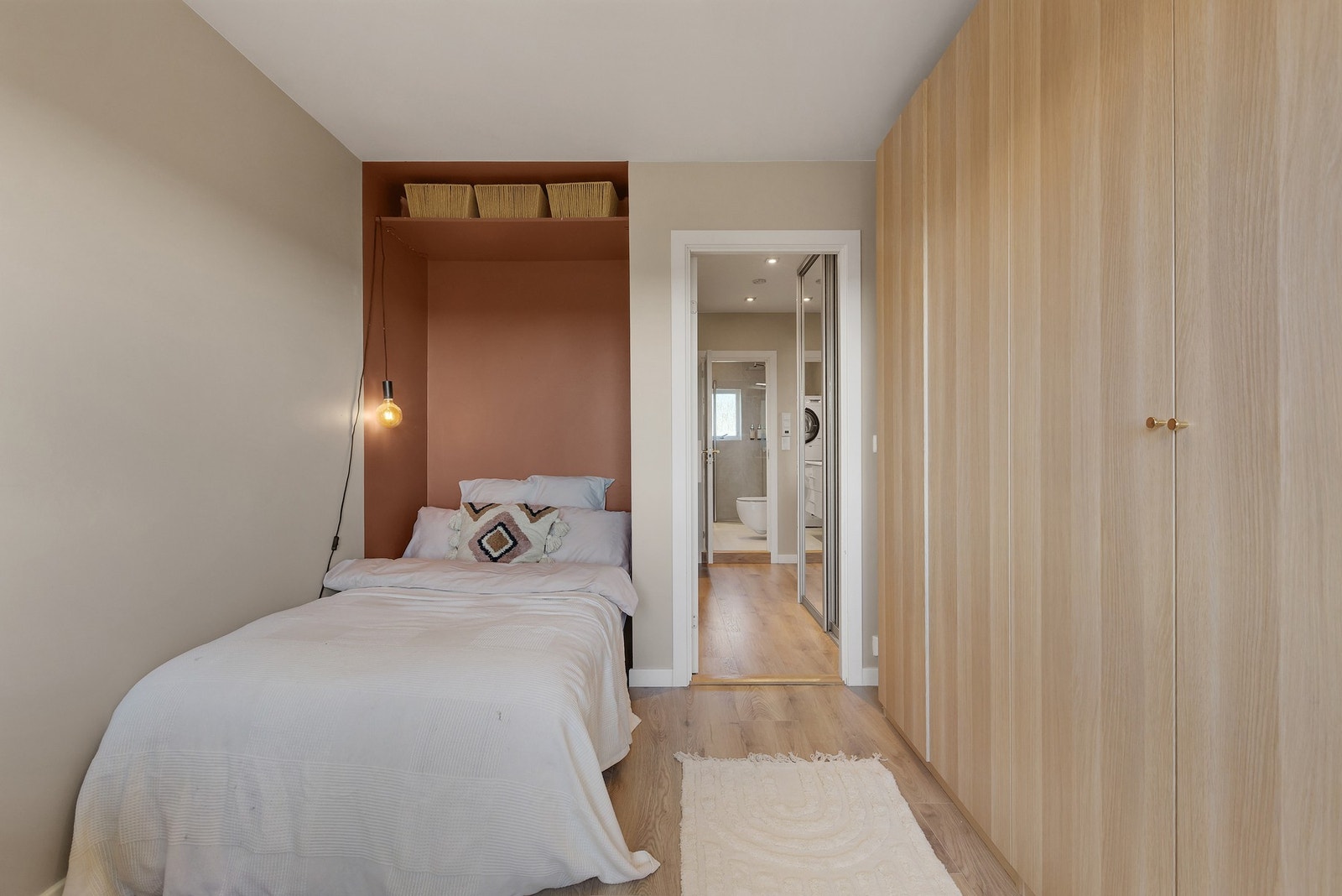 God plass til seng og garderobeløsning Galleribilde