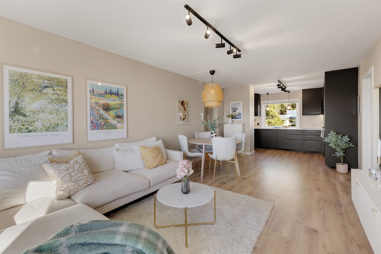 Åpen stue- og kjøkkenløsning som skaper en god atmosfære og gjør det enkelt å møblere Galleribilde