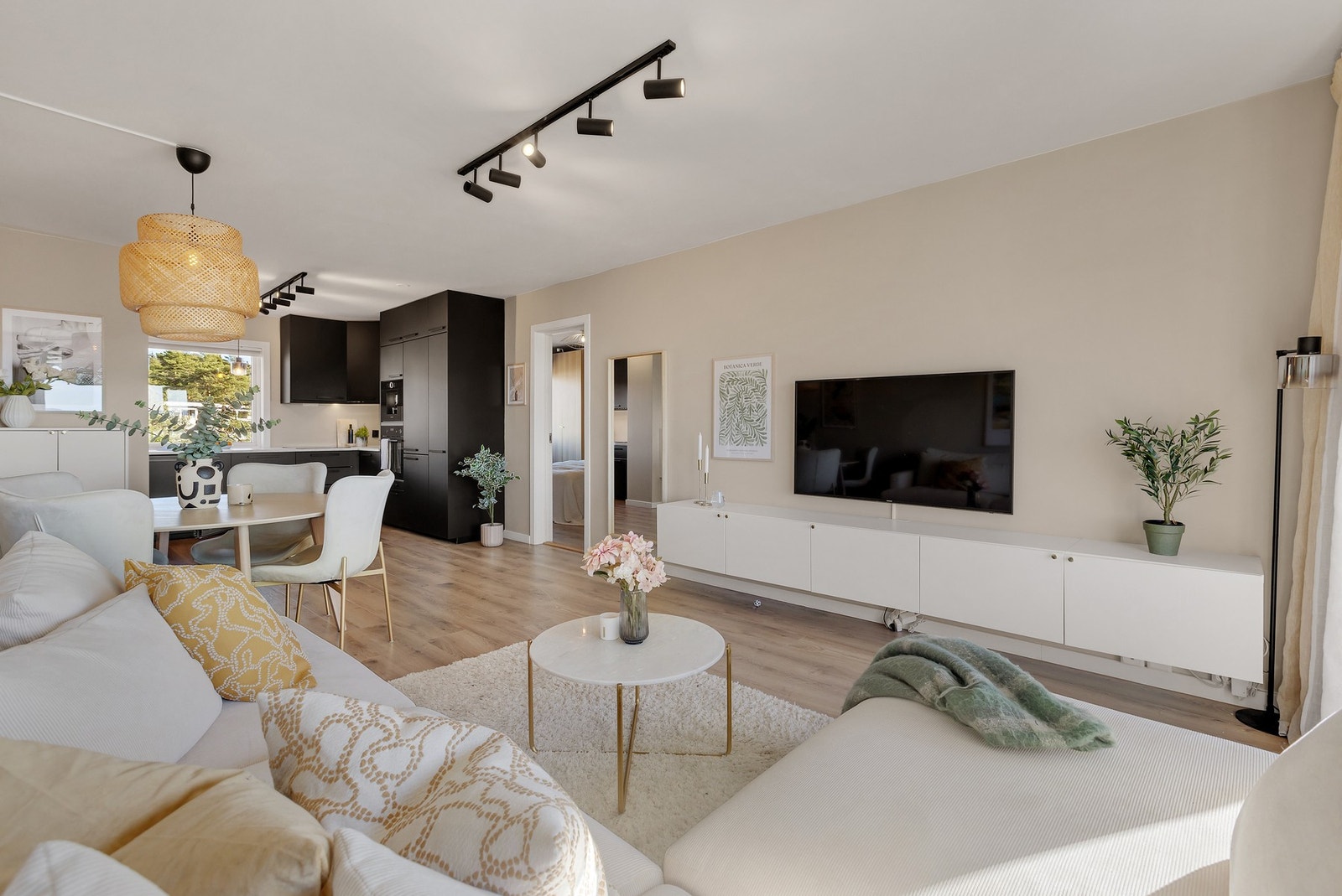 Stuen er av god størrelse med god plass til flere møbleringsmuligheter Galleribilde