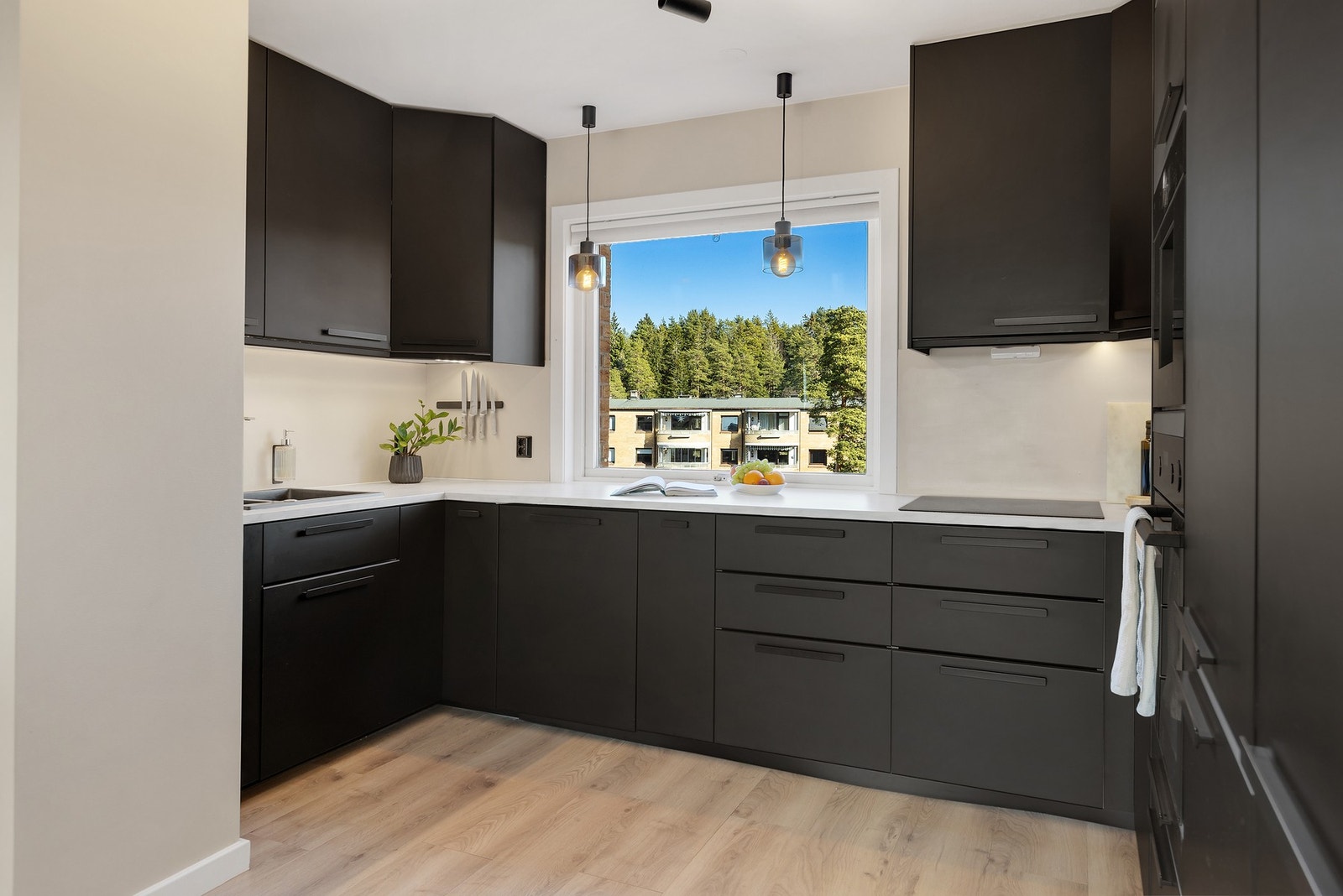 Delikat og pent kjøkken som har godt med skap- og benkeplass Galleribilde