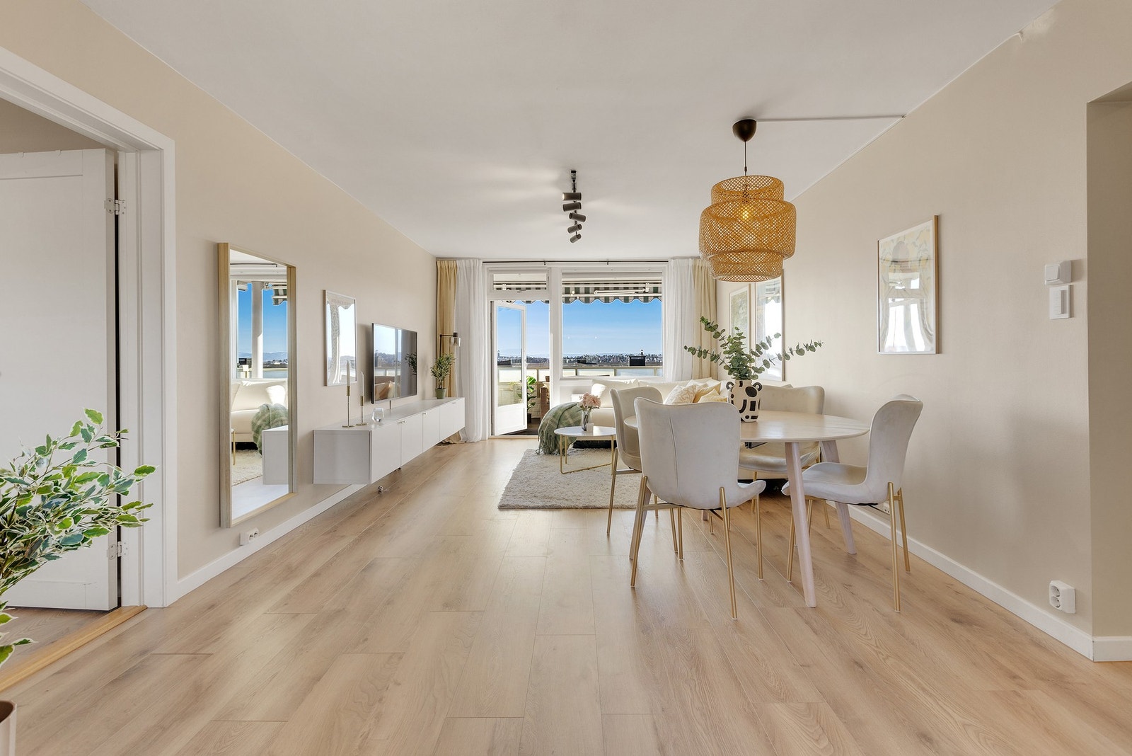 Rålekker og innbydende stue som er holdt i lyse fargevalg Galleribilde