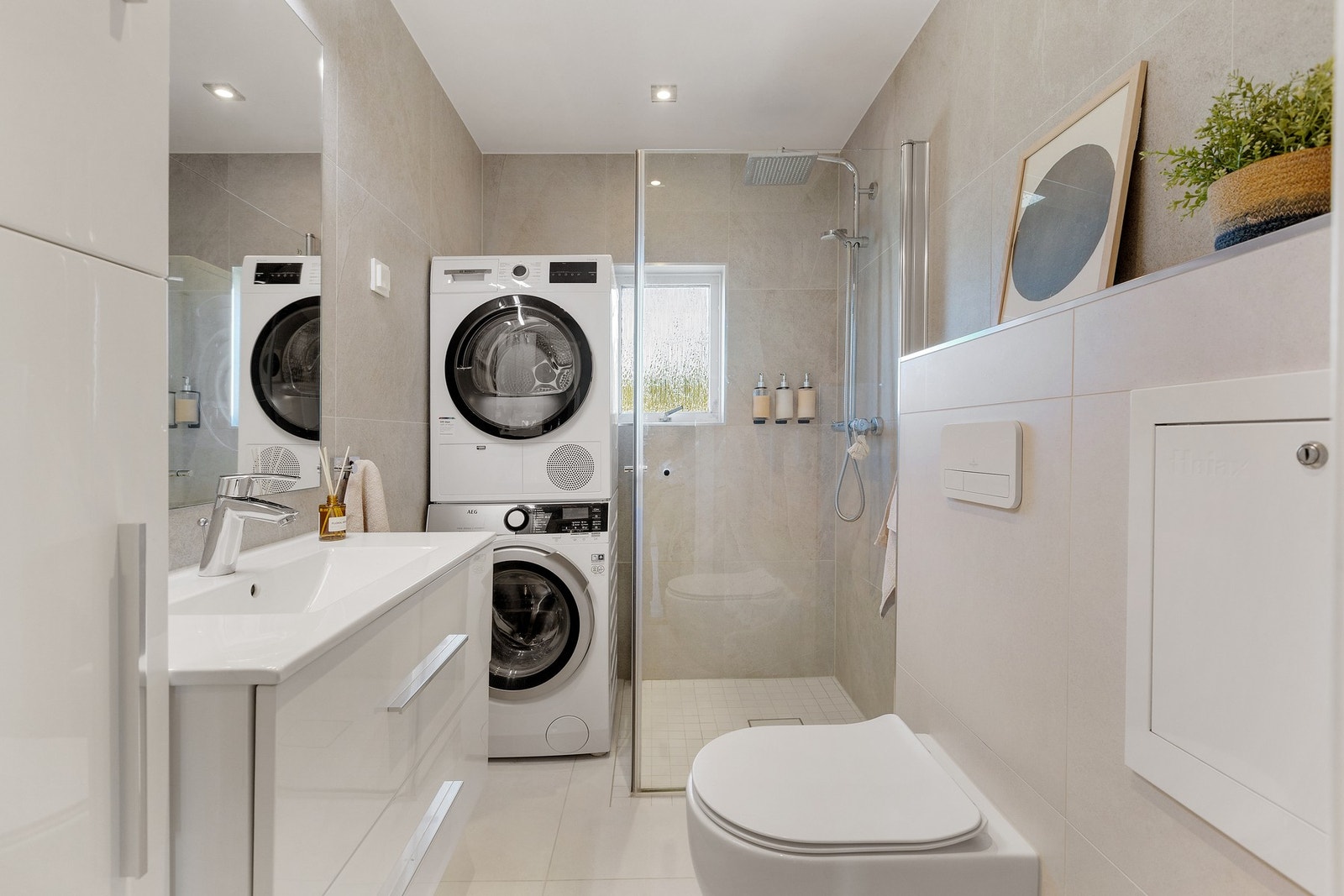 Delikat og pent flislagt bad fra 2020. Opplegg for vaskemaskin/tørketrommel Galleribilde