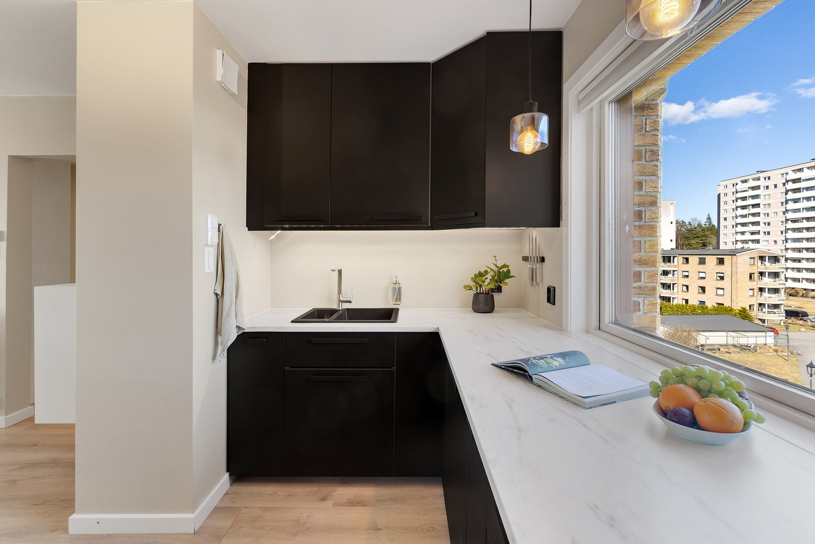 Stort vindu som slipper inn rikelig med naturlig lys Galleribilde