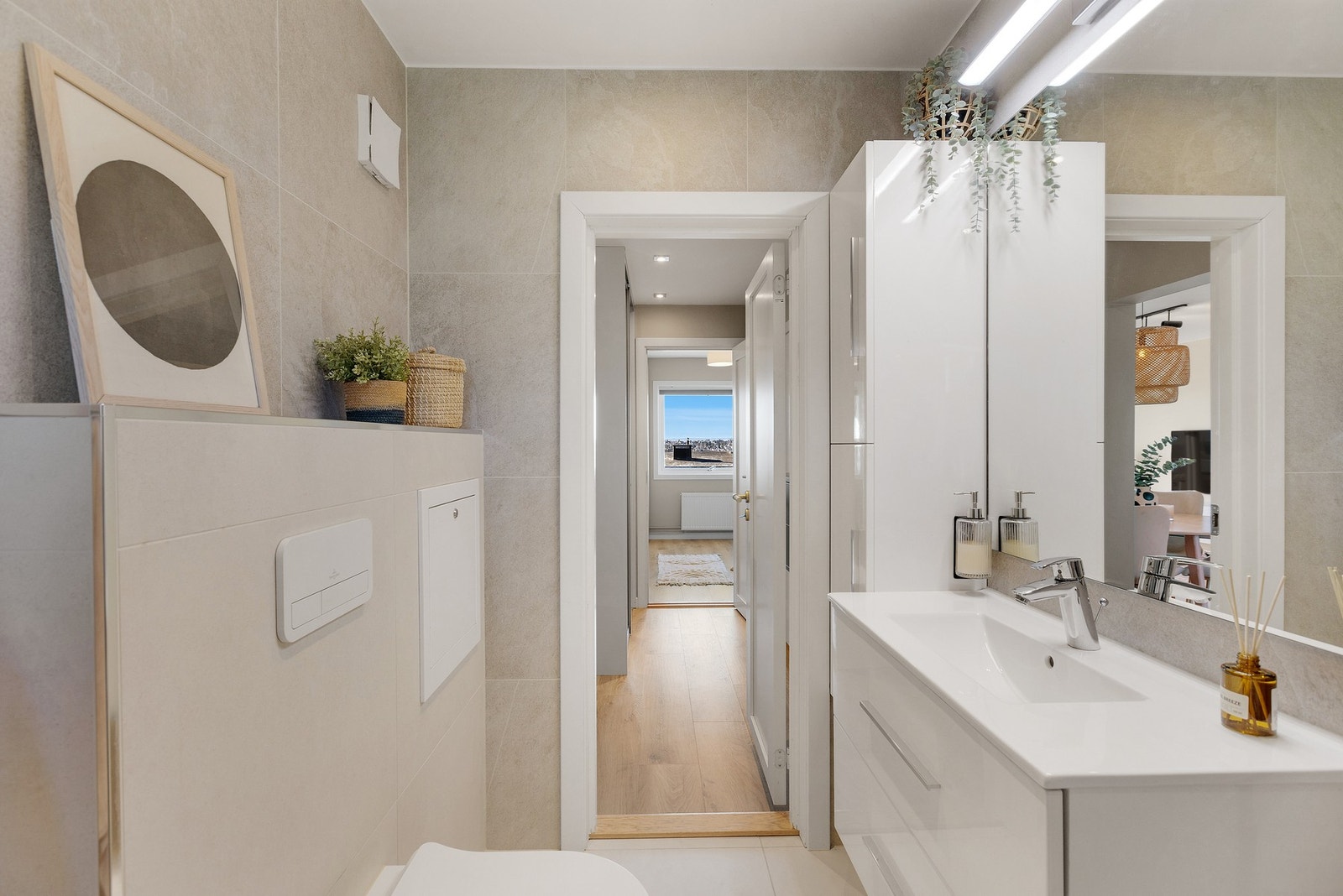 Flislagt gulv med varme og flislagte vegger Galleribilde