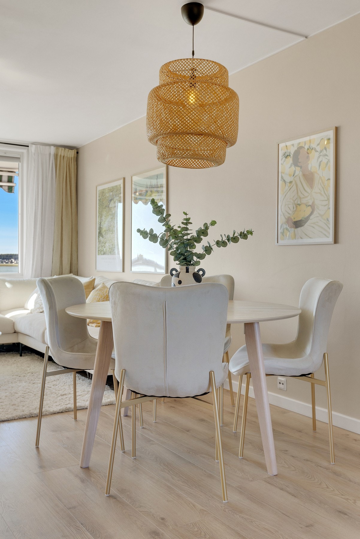 God plass til et koselig spisebord Galleribilde