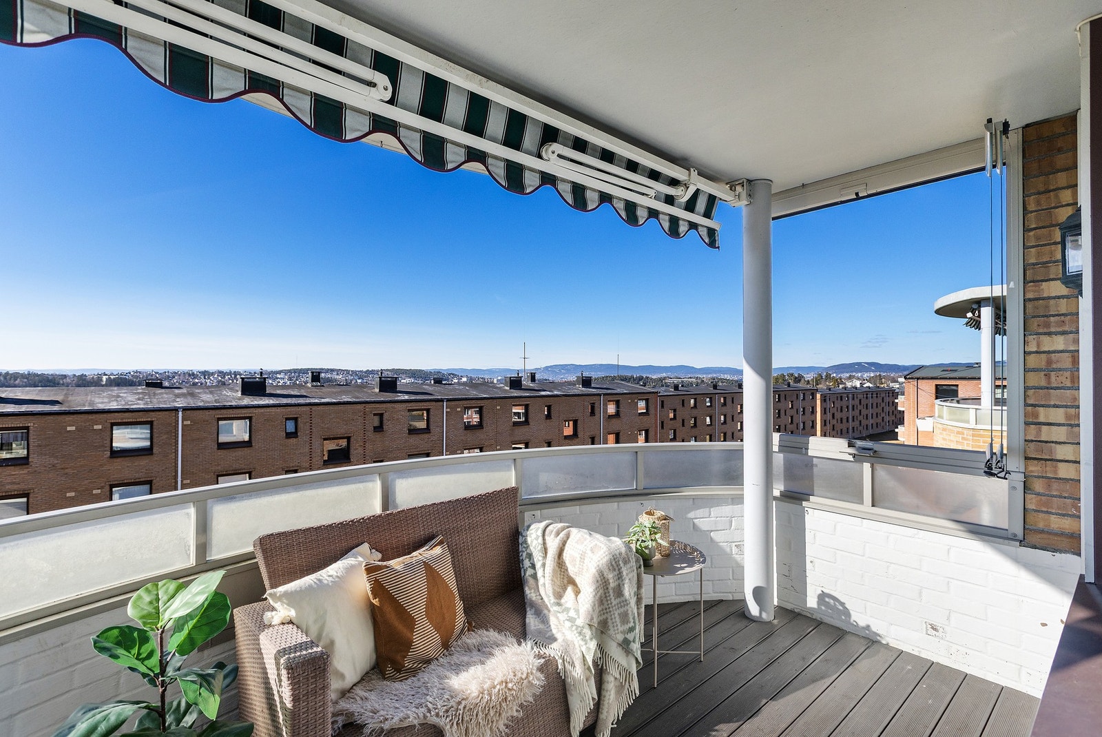 Herlig vestvendt balkong på ca. 8 kvm som bør oppleves. Her er det god plass til utemøbler, grill og beplantning Galleribilde