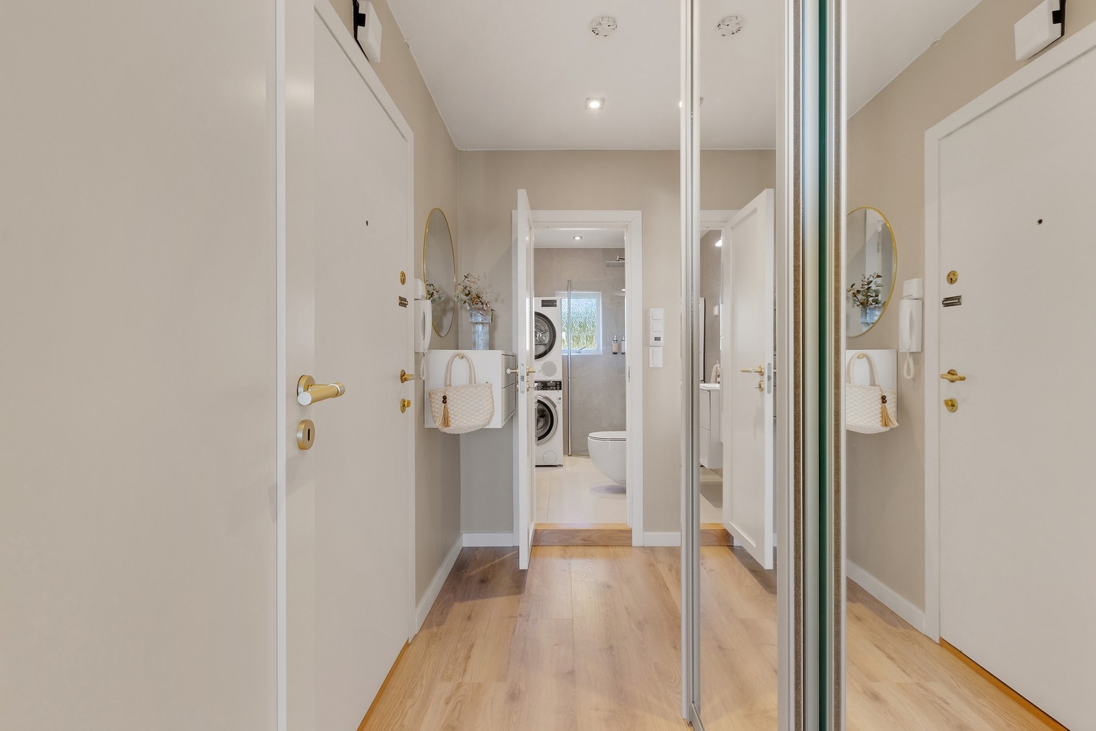 Innbydende entré med praktisk skyvedørsgarderobe Galleribilde