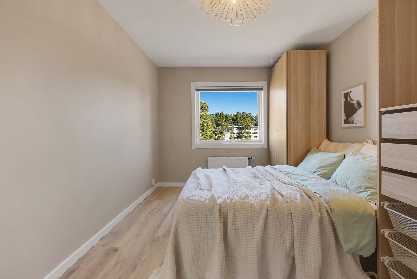 God plass til dobbeltseng og nattbord Galleribilde