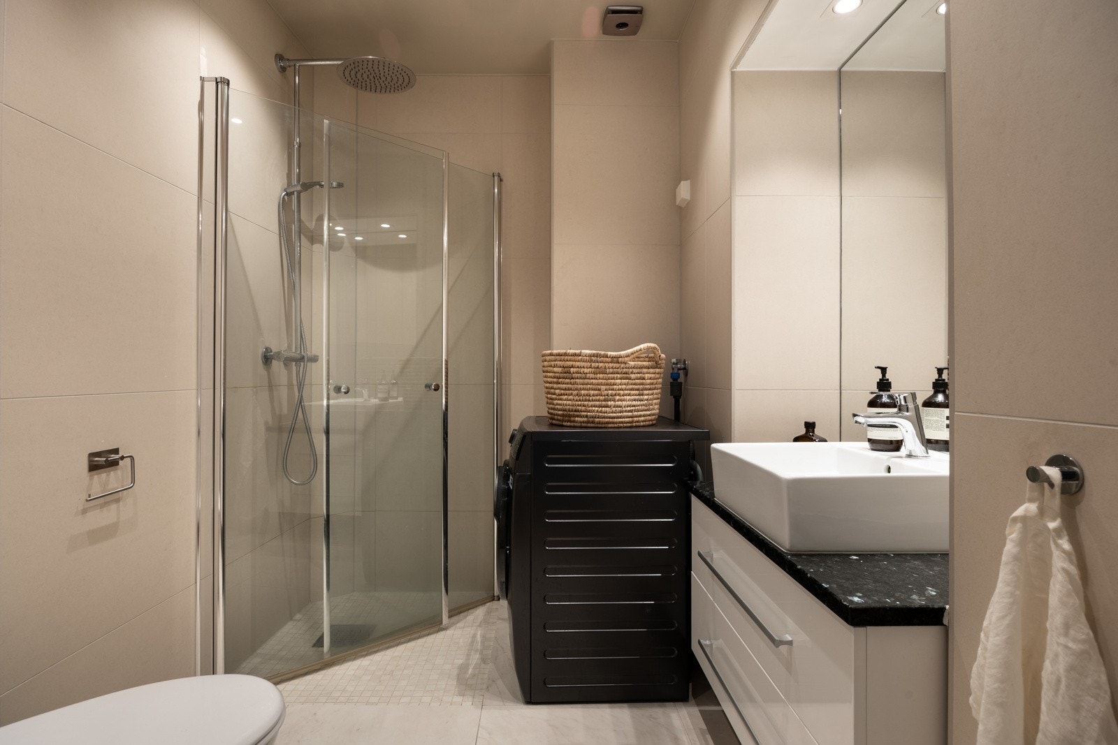 Pent flislagt bad fra 2005, oppgradert i 2021 med ny membran og nye fliser. Galleribilde