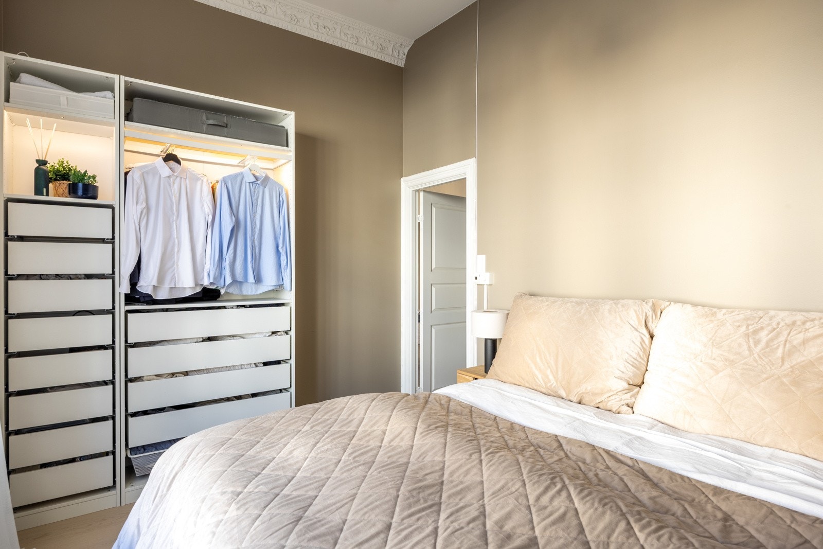 Garderobeskapet medfølger ikke salget. Galleribilde